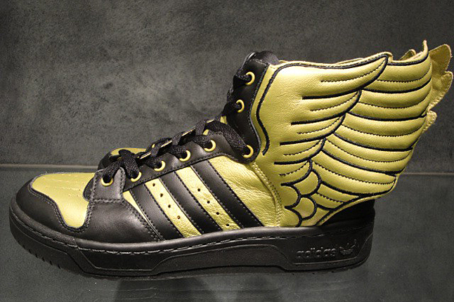 Золотые крылья 2. Кроссовки adidas Jeremy Scott Wings 2.0. Jeremy Scott adidas кроссовки. Adidas Jeremy Scott Wings. Adidas Originals by Jeremy Scott js Wings 2.0 Gold.